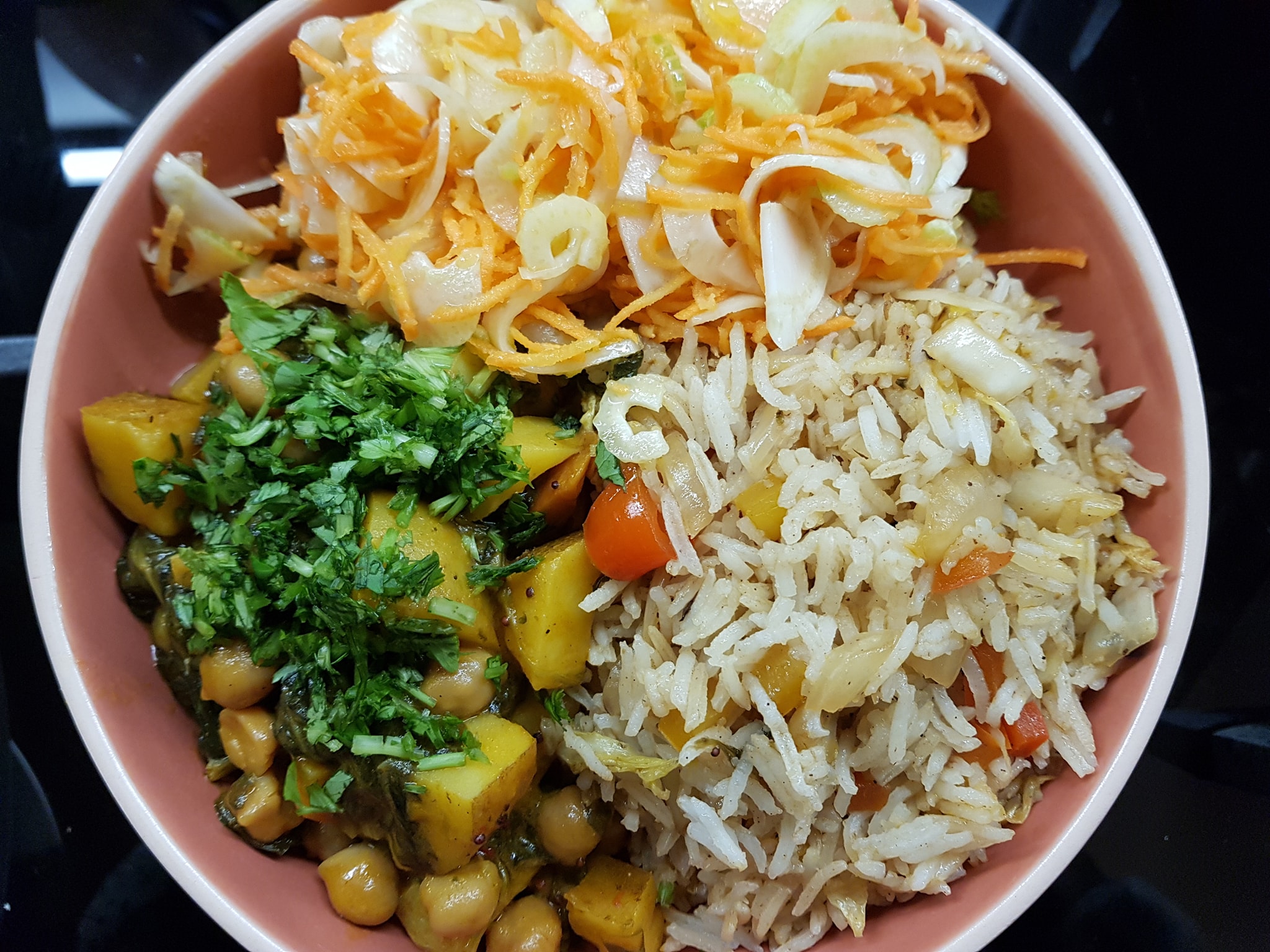 Piatto misto di curry, riso, insalata